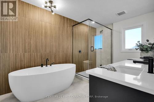 Primary bathroom - 1890 Fountain Grass Drive, London, ON - Indoor Photo Showing Bathroom