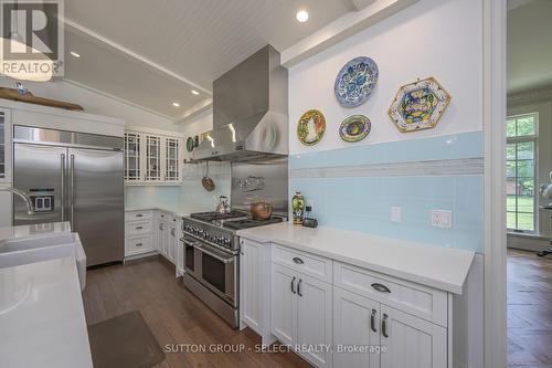 8995 Parkhouse Drive, Strathroy-Caradoc (Mount Brydges), ON - Indoor Photo Showing Kitchen