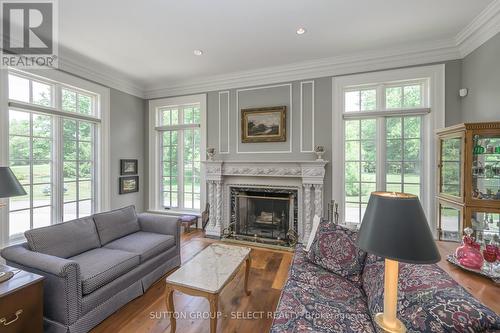 8995 Parkhouse Drive, Strathroy-Caradoc (Mount Brydges), ON - Indoor Photo Showing Living Room With Fireplace