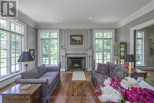 8995 Parkhouse Drive, Strathroy-Caradoc (Mount Brydges), ON - Indoor Photo Showing Living Room With Fireplace