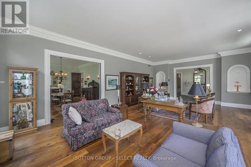 8995 Parkhouse Drive, Strathroy-Caradoc (Mount Brydges), ON - Indoor Photo Showing Living Room