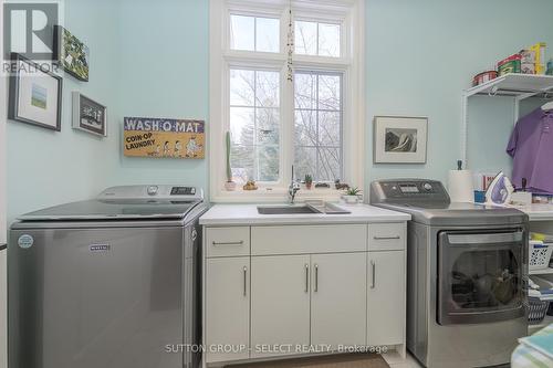 8995 Parkhouse Drive, Strathroy-Caradoc (Mount Brydges), ON - Indoor Photo Showing Laundry Room