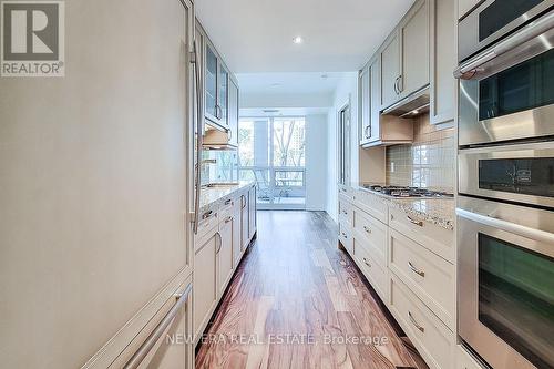 323 - 11 Bronte Road, Oakville, ON - Indoor Photo Showing Kitchen With Upgraded Kitchen