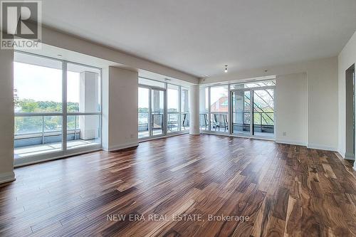 323 - 11 Bronte Road, Oakville, ON - Indoor Photo Showing Living Room