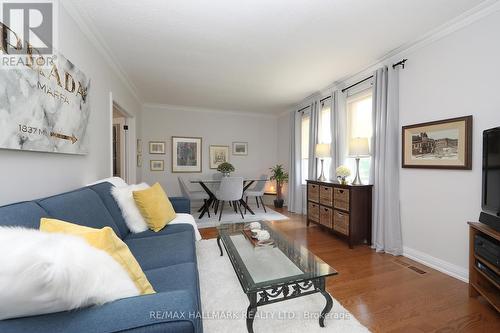 15 Smallwood Drive, Toronto (Downsview-Roding-Cfb), ON - Indoor Photo Showing Living Room