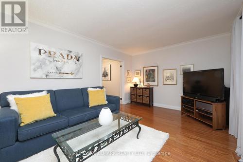 15 Smallwood Drive, Toronto (Downsview-Roding-Cfb), ON - Indoor Photo Showing Living Room