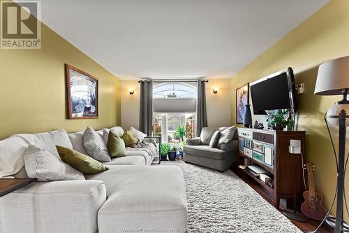 860 Southwood Drive, Lakeshore, ON - Indoor Photo Showing Living Room