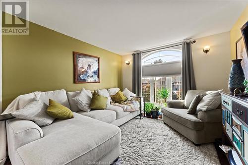 860 Southwood Drive, Lakeshore, ON - Indoor Photo Showing Living Room