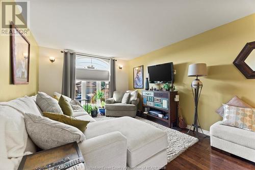 860 Southwood Drive, Lakeshore, ON - Indoor Photo Showing Living Room