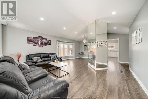 10884 Brentwood Crescent, Windsor, ON - Indoor Photo Showing Living Room