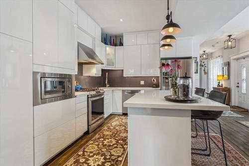 109 Ontario Avenue, Hamilton, ON - Indoor Photo Showing Kitchen With Upgraded Kitchen