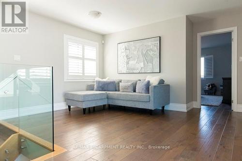 958 Beach Boulevard, Hamilton (Hamilton Beach), ON - Indoor Photo Showing Living Room