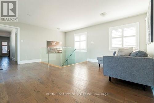 958 Beach Boulevard, Hamilton (Hamilton Beach), ON - Indoor Photo Showing Living Room