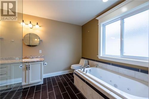 main bath - 1051 Butler Boulevard, Petawawa, ON - Indoor Photo Showing Bathroom