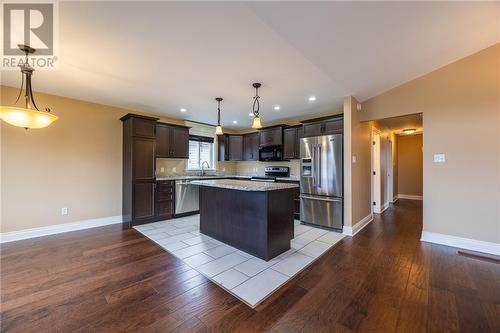 kitchen with island - 1051 Butler Boulevard, Petawawa, ON - Indoor Photo Showing Kitchen With Upgraded Kitchen