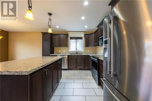 kitchen - 1051 Butler Boulevard, Petawawa, ON - Indoor Photo Showing Kitchen With Upgraded Kitchen