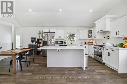 214 Lakewood Drive, Oakville, ON - Indoor Photo Showing Kitchen With Upgraded Kitchen