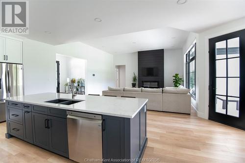 23636 Zone Road 1, Thamesville, ON - Indoor Photo Showing Kitchen With Double Sink With Upgraded Kitchen