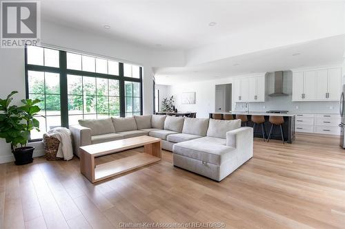 23636 Zone Road 1, Thamesville, ON - Indoor Photo Showing Living Room