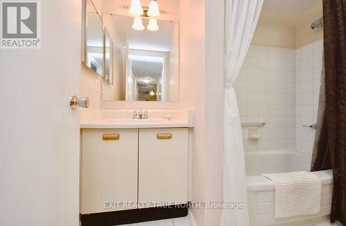 103 - 25 Meadow Lane, Barrie, ON - Indoor Photo Showing Bathroom