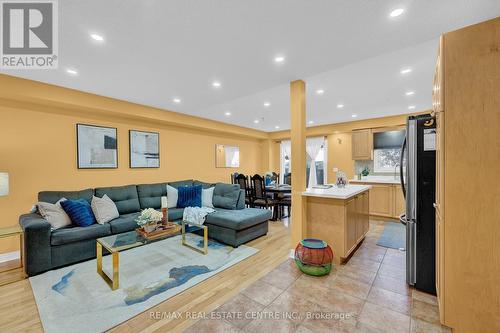 25 Heartview Road, Brampton (Sandringham-Wellington), ON - Indoor Photo Showing Living Room