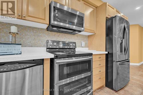 25 Heartview Road, Brampton, ON - Indoor Photo Showing Kitchen