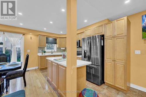 25 Heartview Road, Brampton, ON - Indoor Photo Showing Kitchen