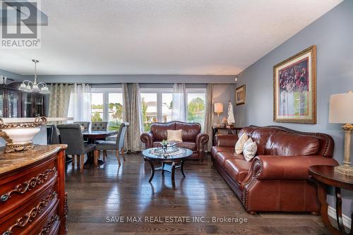 8 Edwin Drive, Brampton, ON - Indoor Photo Showing Living Room