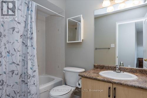 68 Admiral Crescent, Essa, ON - Indoor Photo Showing Bathroom