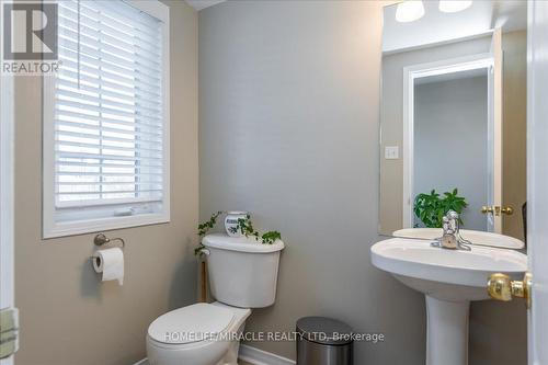 68 Admiral Crescent, Essa, ON - Indoor Photo Showing Bathroom