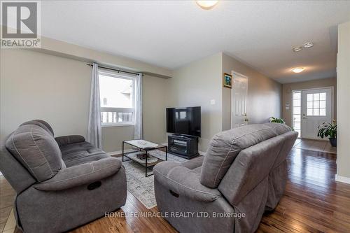 68 Admiral Crescent, Essa, ON - Indoor Photo Showing Living Room