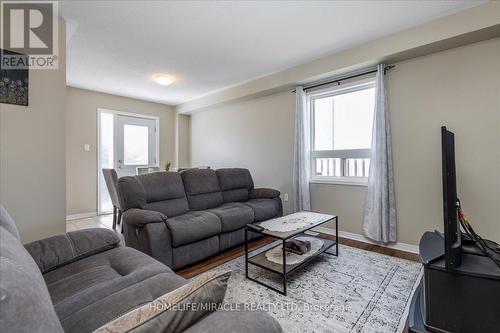 68 Admiral Crescent, Essa, ON - Indoor Photo Showing Living Room