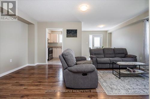 68 Admiral Crescent, Essa, ON - Indoor Photo Showing Living Room