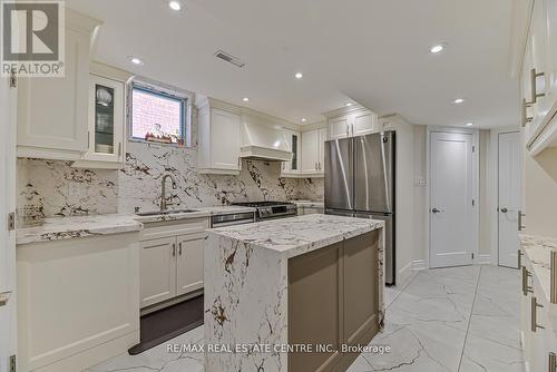 58 Leeward Drive, Brampton (Westgate), ON - Indoor Photo Showing Kitchen With Upgraded Kitchen