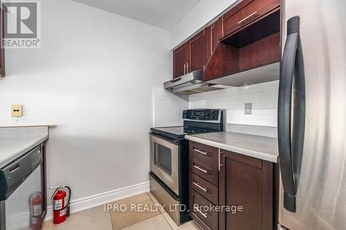 909 - 10 Laurelcrest Street, Brampton (Queen Street Corridor), ON - Indoor Photo Showing Kitchen