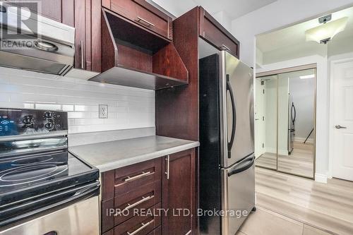 909 - 10 Laurelcrest Street, Brampton (Queen Street Corridor), ON - Indoor Photo Showing Kitchen