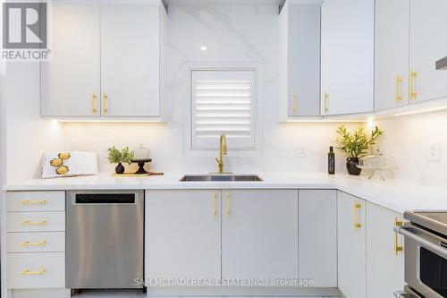 3875 Candlelight Drive, Mississauga, ON - Indoor Photo Showing Kitchen