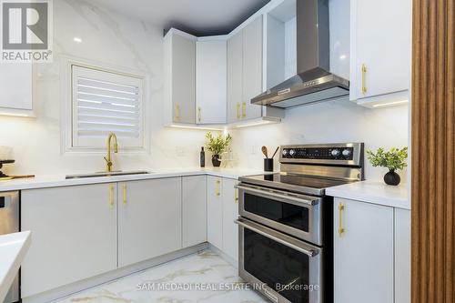 3875 Candlelight Drive, Mississauga, ON - Indoor Photo Showing Kitchen