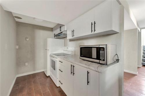 2009 Brampton Street, Hamilton, ON - Indoor Photo Showing Kitchen