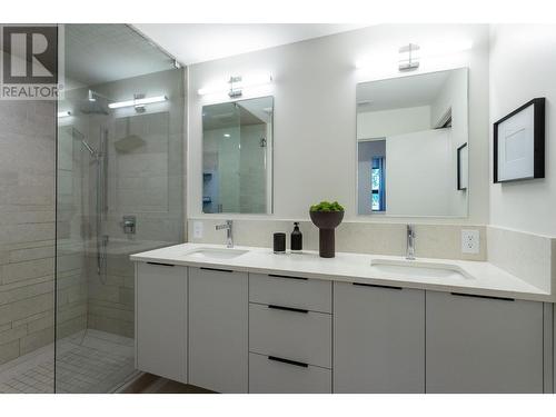 2196 Aster Court, Kamloops, BC - Indoor Photo Showing Bathroom