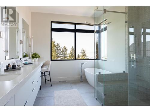 2196 Aster Court, Kamloops, BC - Indoor Photo Showing Bathroom