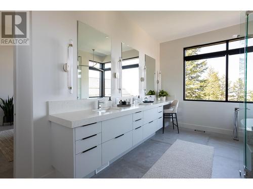 2196 Aster Court, Kamloops, BC - Indoor Photo Showing Bathroom