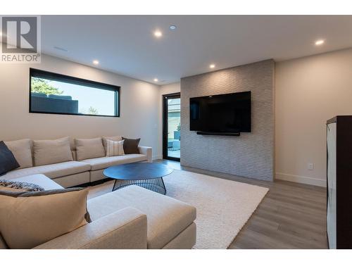 2196 Aster Court, Kamloops, BC - Indoor Photo Showing Living Room