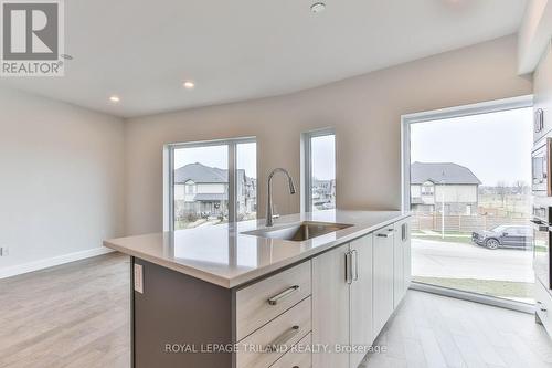 Unit B - 2050 Linkway Boulevard, London, ON - Indoor Photo Showing Kitchen