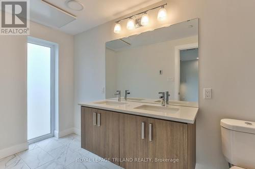 Unit B - 2050 Linkway Boulevard, London, ON - Indoor Photo Showing Bathroom