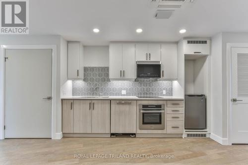 Unit B - 2050 Linkway Boulevard, London, ON - Indoor Photo Showing Kitchen