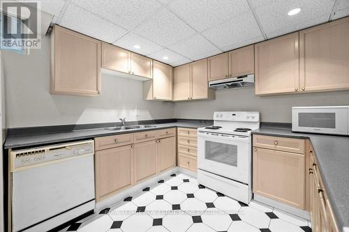 60 River Glen Boulevard, Oakville (River Oaks), ON - Indoor Photo Showing Kitchen With Double Sink