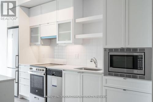 803 - 2433 Dufferin Street, Toronto (Briar Hill-Belgravia), ON - Indoor Photo Showing Kitchen With Upgraded Kitchen