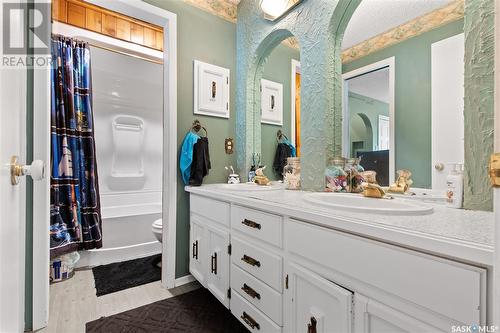 6139 7Th Avenue N, Regina, SK - Indoor Photo Showing Bathroom