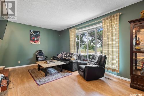 6139 7Th Avenue N, Regina, SK - Indoor Photo Showing Living Room